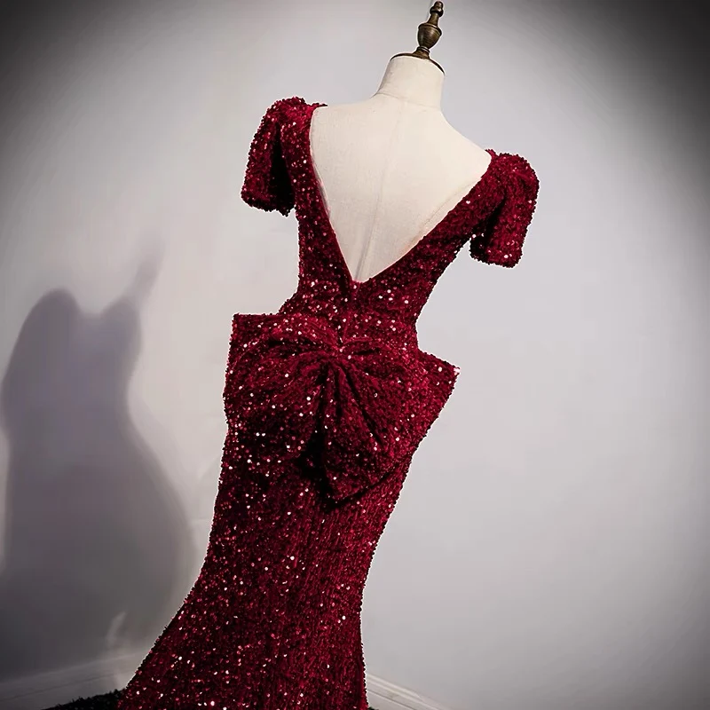 Robe de bal sirène serrée à sequins bordeaux