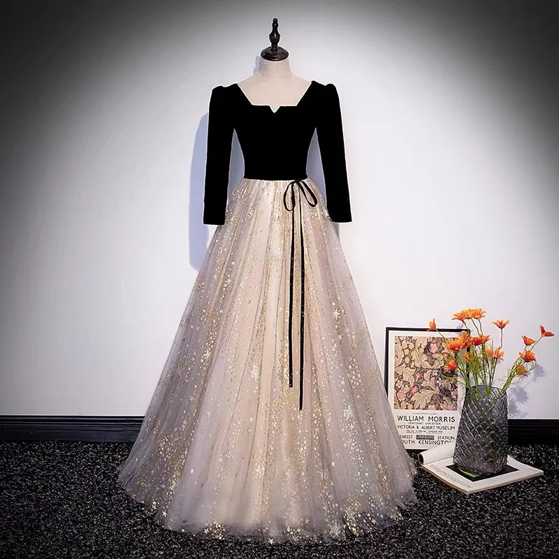 Robe de bal en velours noir unique avec fond pailleté