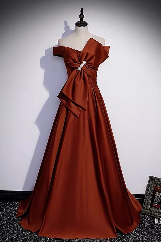 Robe de graduation bordeaux de 8e année avec gros nœud