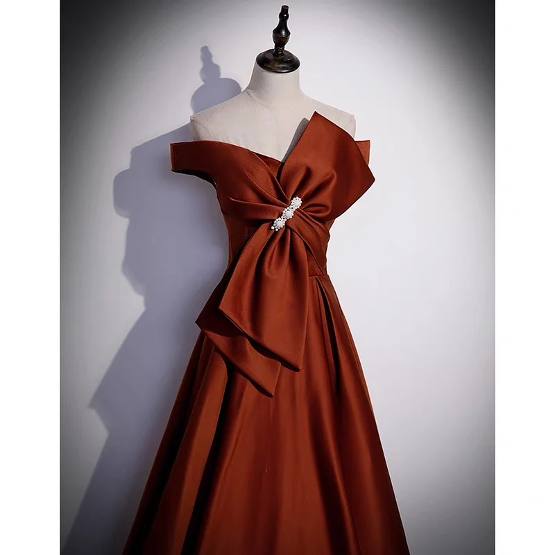 Robe de graduation bordeaux de 8e année avec gros nœud
