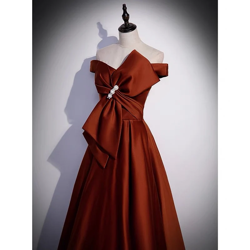 Robe de graduation bordeaux de 8e année avec gros nœud