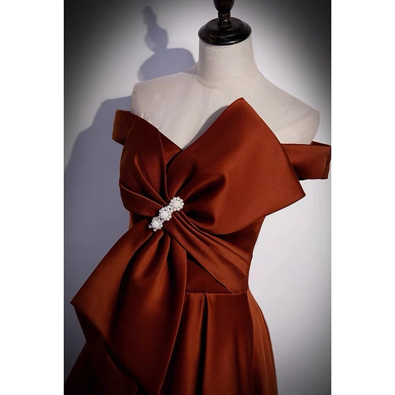 Robe de graduation bordeaux de 8e année avec gros nœud