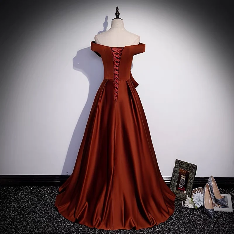 Robe de graduation bordeaux de 8e année avec gros nœud