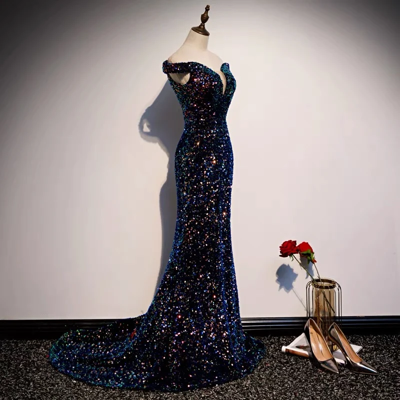 Robe de bal formelle à paillettes bleu marine, épaules dénudées, coupe ajustée