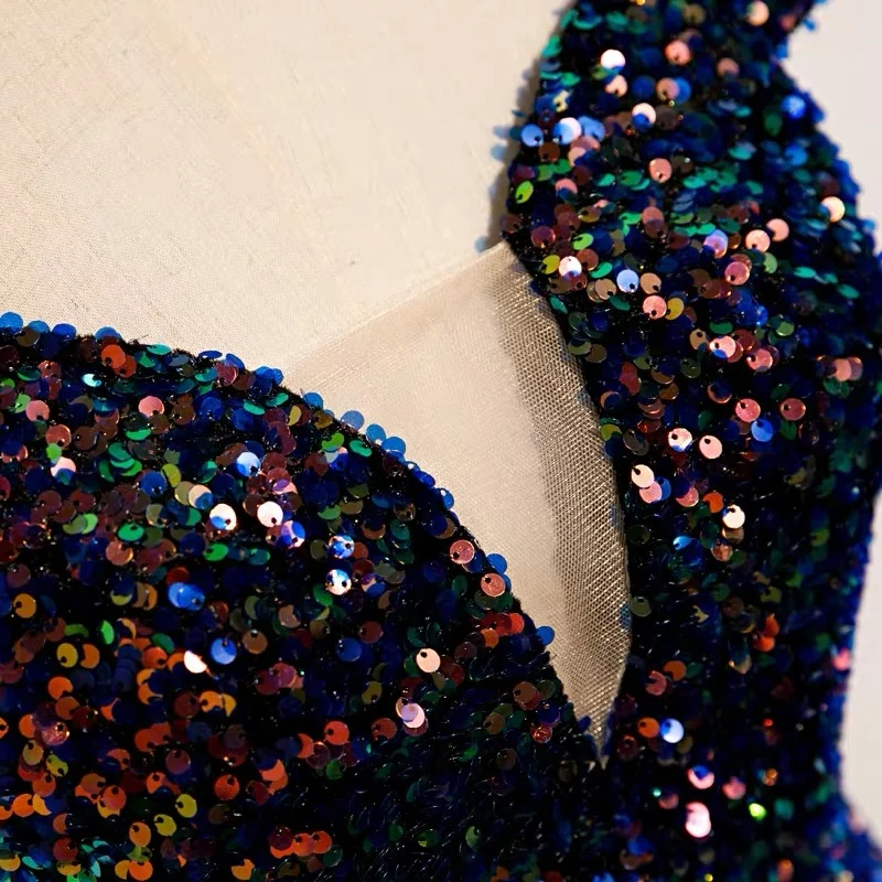 Robe de bal formelle à paillettes bleu marine, épaules dénudées, coupe ajustée