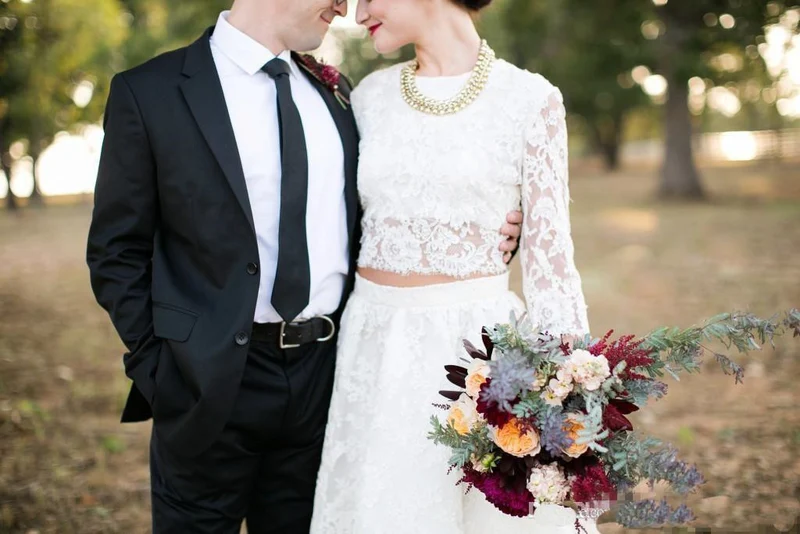 Robe de mariée deux pièces en dentelle à manches longues et modeste de style campagnard | Haut à manches longues pour séparations de mariée