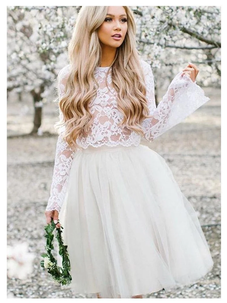 Robe de mariée courte décontractée en deux pièces avec haut en dentelle et jupe en tulle