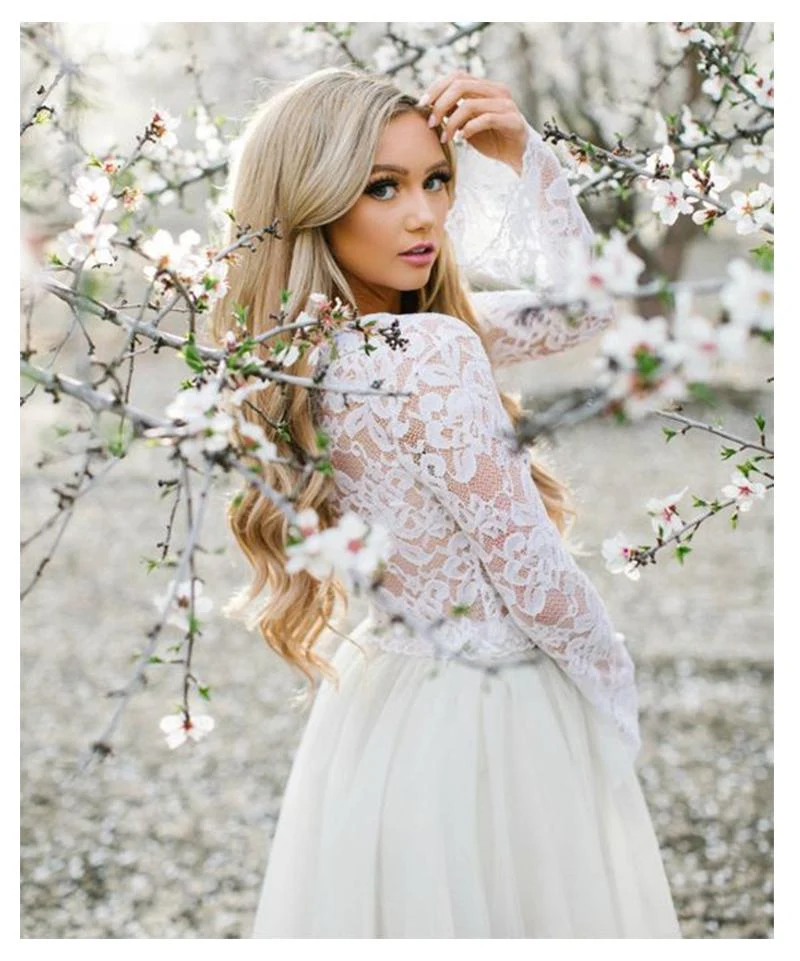 Robe de mariée courte décontractée en deux pièces avec haut en dentelle et jupe en tulle