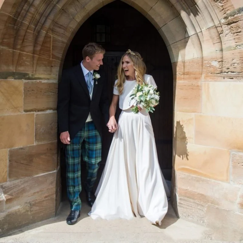 Robe de mariée élégante avec haut court et ample superposé sur le devant, séparations de mariée en ligne