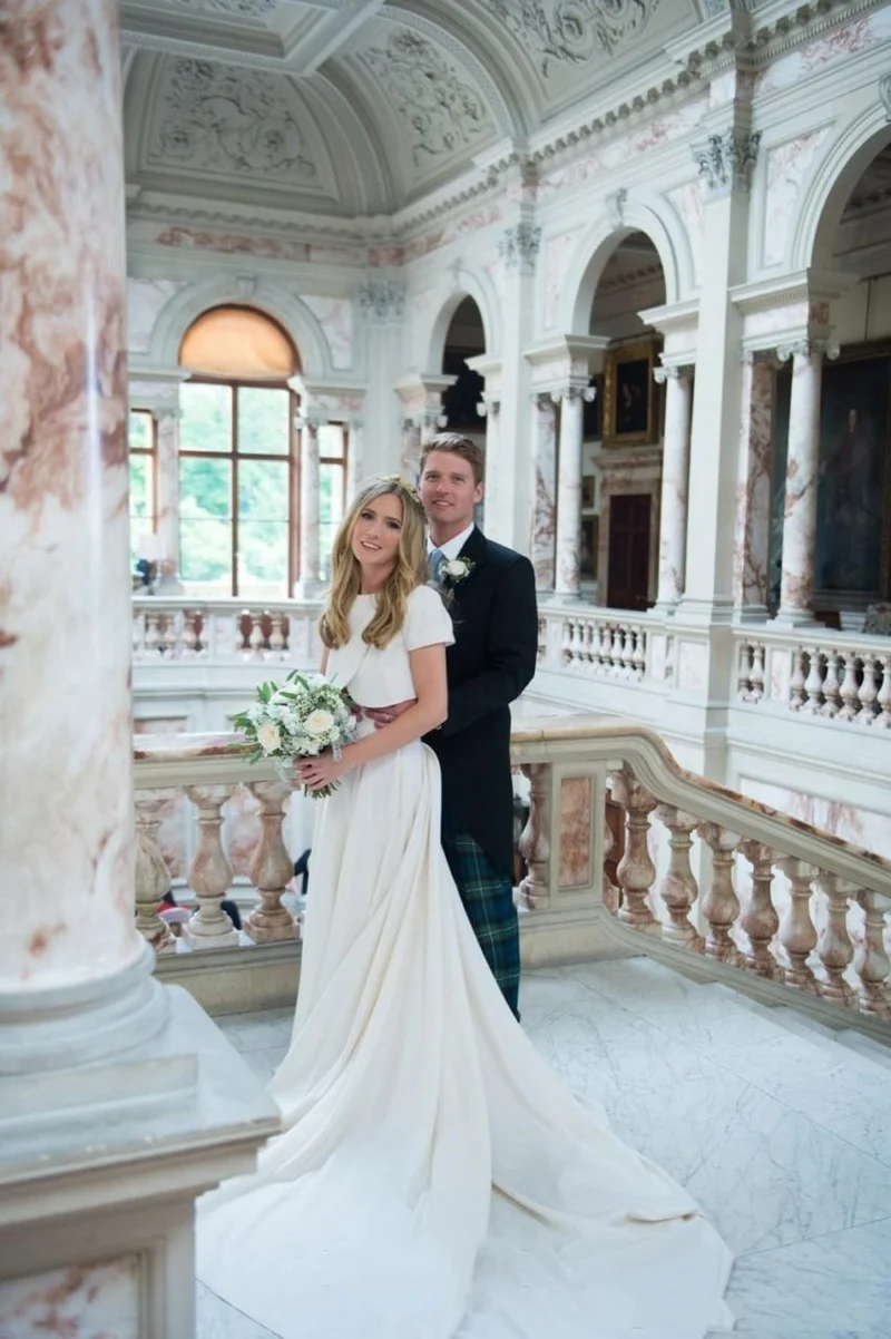 Robe de mariée élégante avec haut court et ample superposé sur le devant, séparations de mariée en ligne