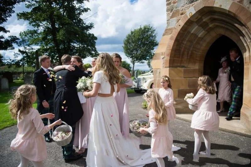 Robe de mariée élégante avec haut court et ample superposé sur le devant, séparations de mariée en ligne