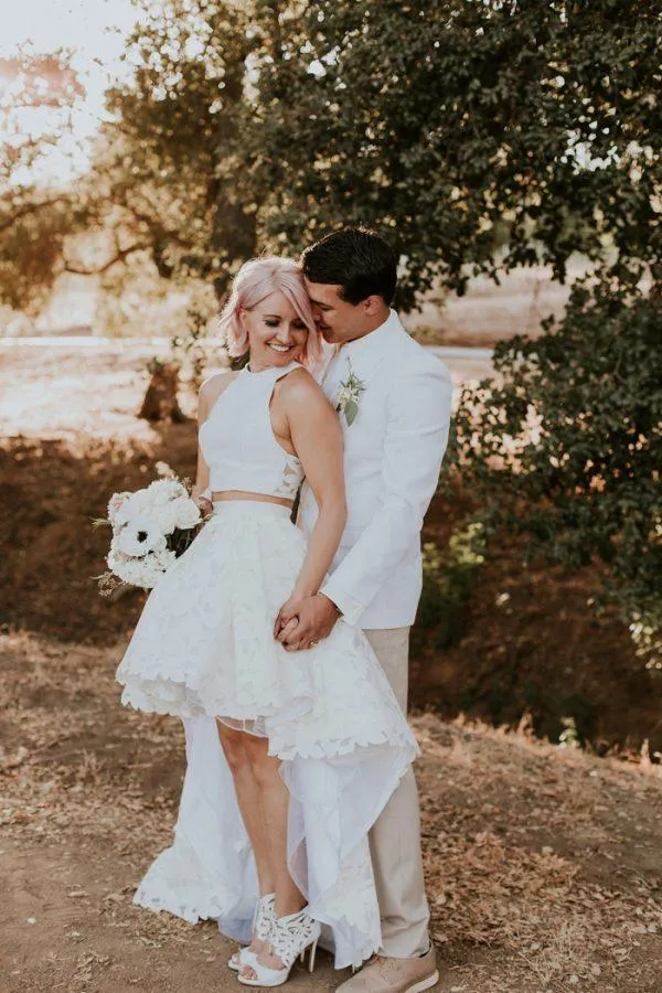 Robe de mariée moderne en deux pièces avec col licou et jupe Hi-Lo en dentelle