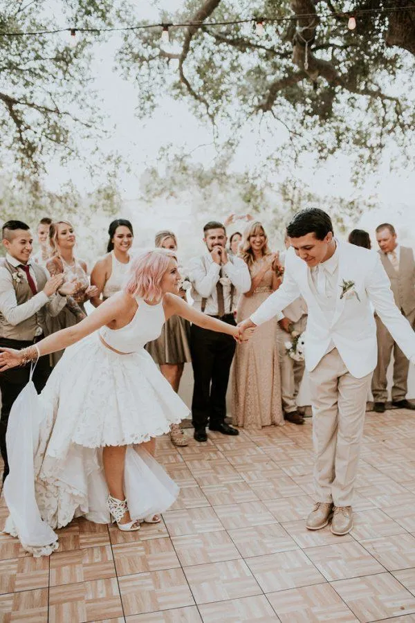 Robe de mariée moderne en deux pièces avec col licou et jupe Hi-Lo en dentelle