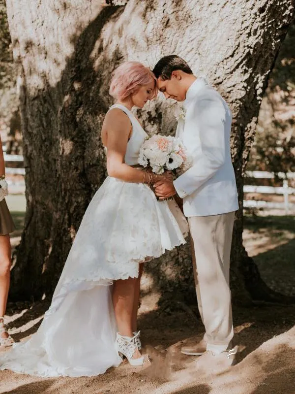 Robe de mariée moderne en deux pièces avec col licou et jupe Hi-Lo en dentelle