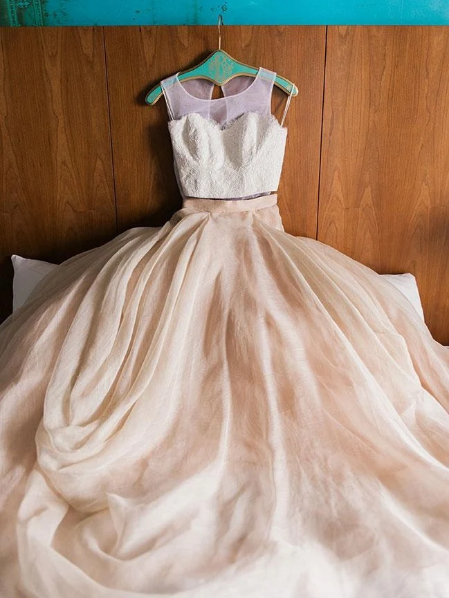 Robe de mariée bohème moderne deux pièces à dos ouvert et encolure dégagée