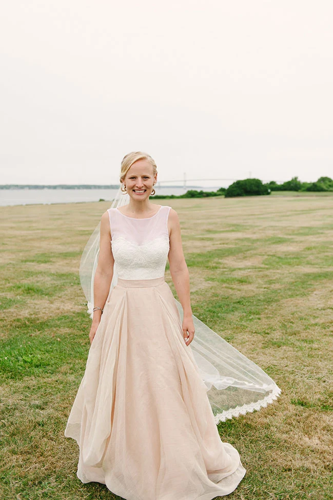 Robe de mariée bohème moderne deux pièces à dos ouvert et encolure dégagée