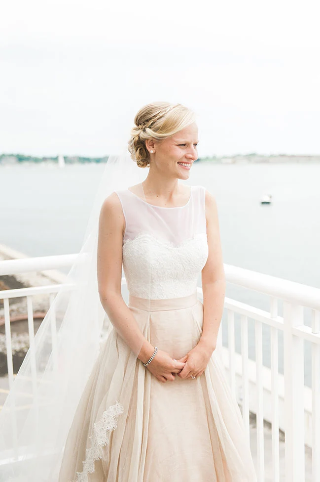 Robe de mariée bohème moderne deux pièces à dos ouvert et encolure dégagée