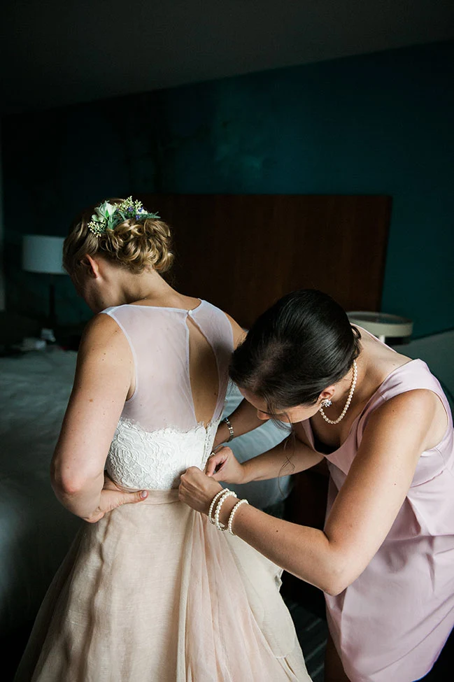 Robe de mariée bohème moderne deux pièces à dos ouvert et encolure dégagée