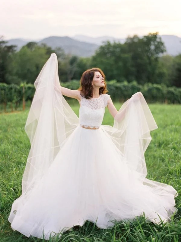 Robe de mariée en dentelle avec manches courtes et haut court, séparation unique, deux pièces, avec jupe en tulle