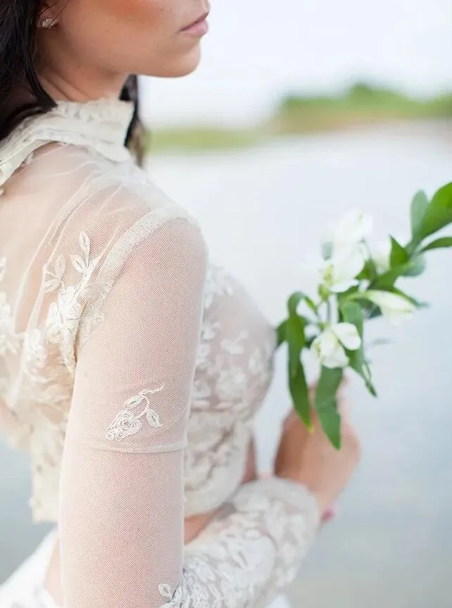 Haut court en dentelle à col haut et manches longues pour mariée à prix abordable