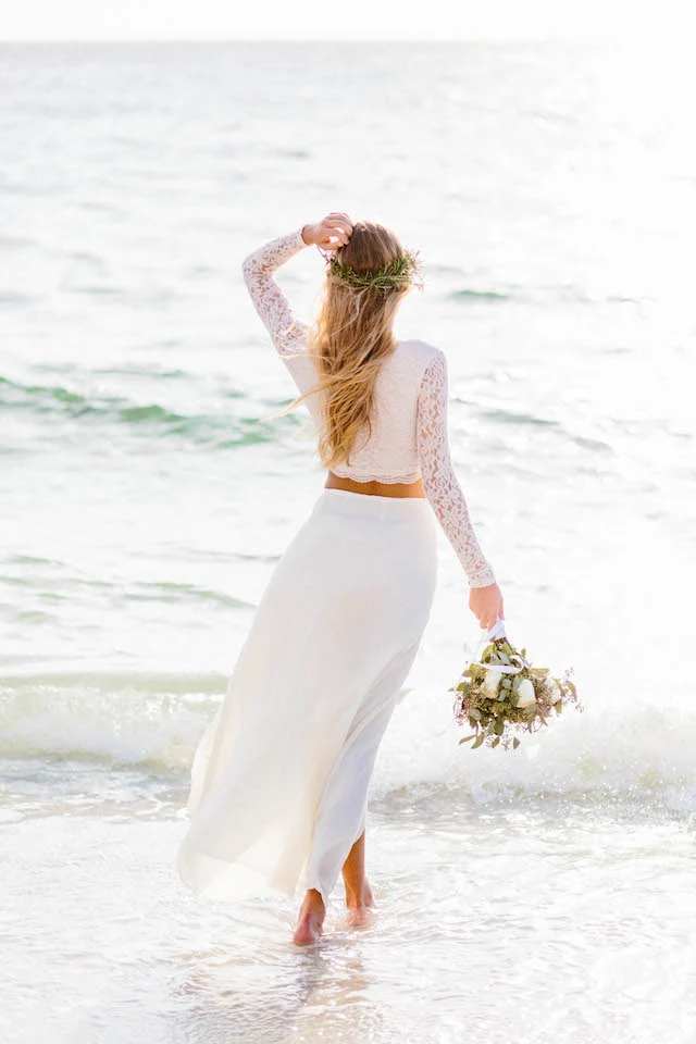 Robe de mariée deux pièces en dentelle, haut court, jupe en mousseline de soie, été