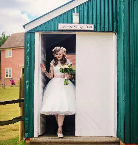 Robe de mariée rétro à encolure dégagée de style campagnard longueur de thé