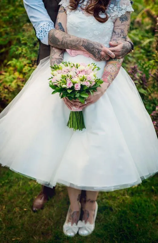 Robe de mariée rétro à encolure dégagée de style campagnard longueur de thé