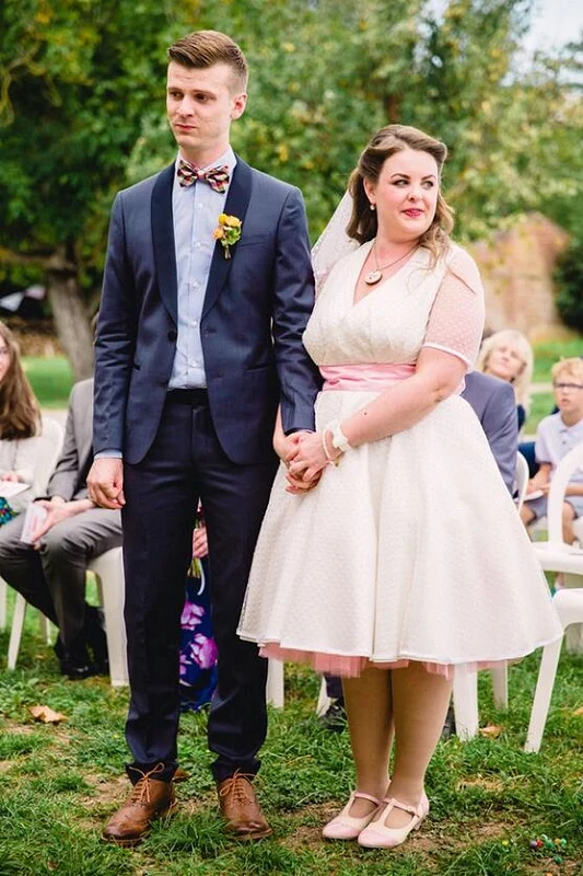 Robe de mariée courte à pois de style campagnard simple avec manches courtes