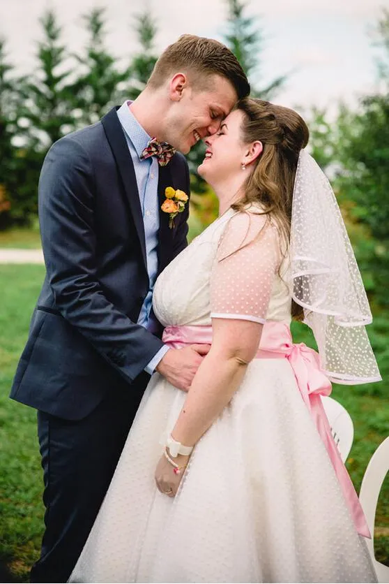 Robe de mariée courte à pois de style campagnard simple avec manches courtes