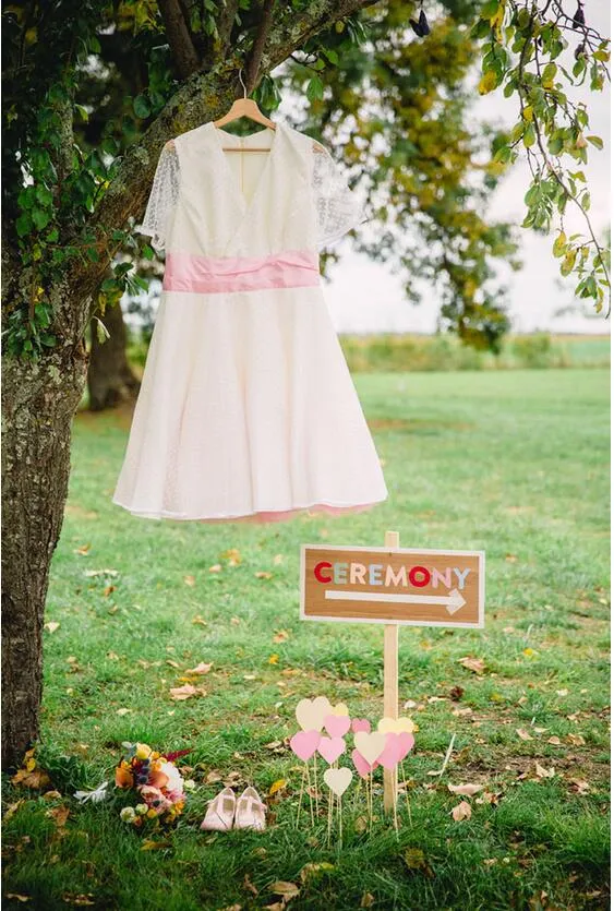 Robe de mariée courte à pois de style campagnard simple avec manches courtes