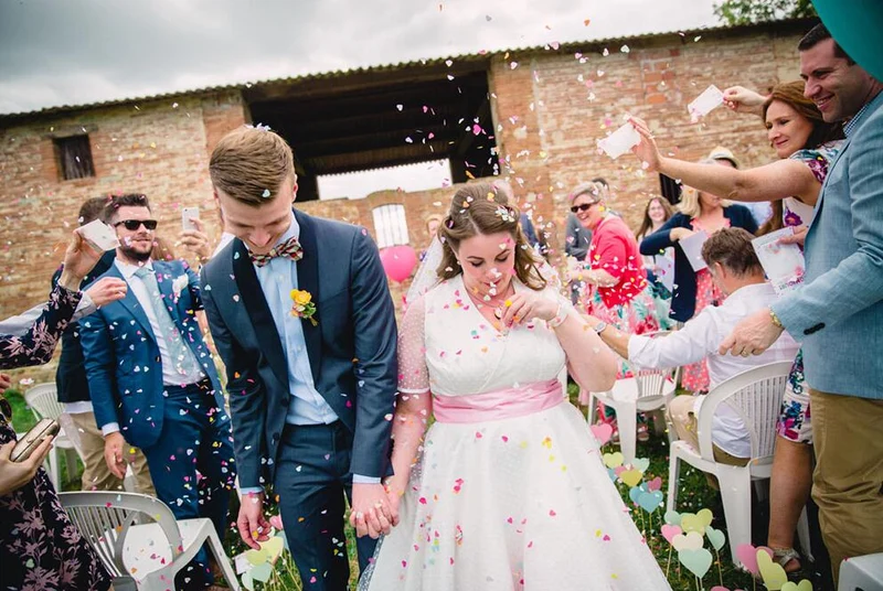 Robe de mariée courte à pois de style campagnard simple avec manches courtes