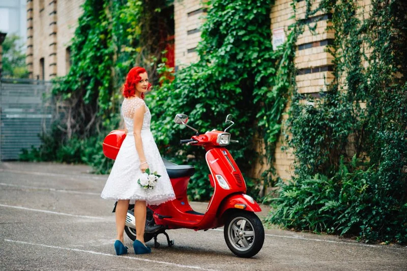 Robe de mariée Rockabilly blanche à manches courtes et à pois style années 50