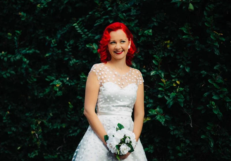 Robe de mariée Rockabilly blanche à manches courtes et à pois style années 50