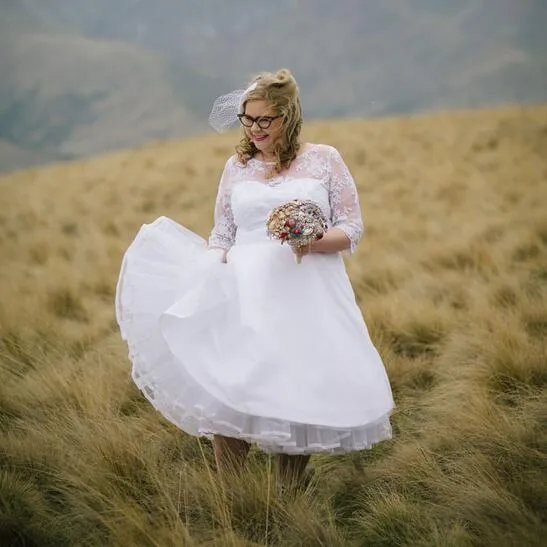 Robe de mariée en dentelle longueur thé country avec manches longues