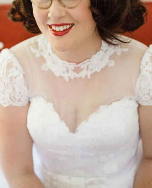 Robe de mariée en dentelle style années 1950, col haut, manches courtes, longueur thé, grande taille