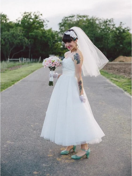 Robe de mariée rétro des années 1950, sans bretelles, longueur thé, en tulle, courte