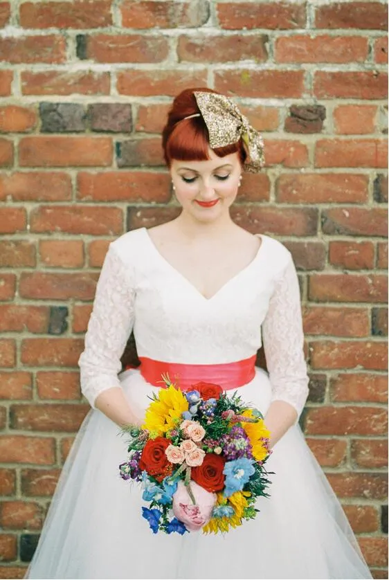 Robe de mariée des années 1950, col en V, manches longues, longueur thé, dentelle, inspiration vintage