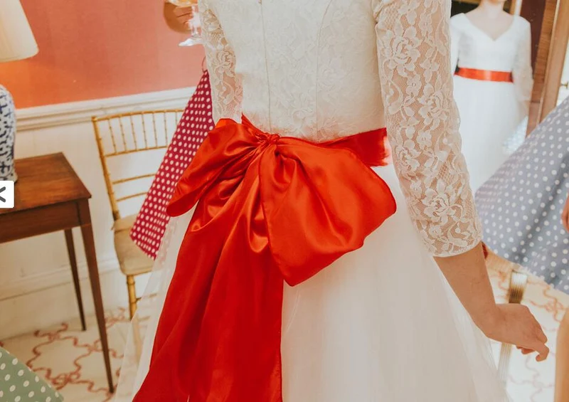 Robe de mariée des années 1950, col en V, manches longues, longueur thé, dentelle, inspiration vintage