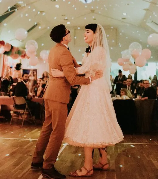 Robe de mariée rustique courte en dentelle vintage, col en V, longueur thé, style campagnard