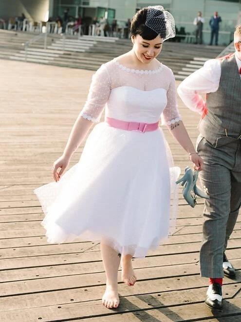 Robe de mariée longueur thé inspirée des années 50 à pois et col bateau avec manches 1/2