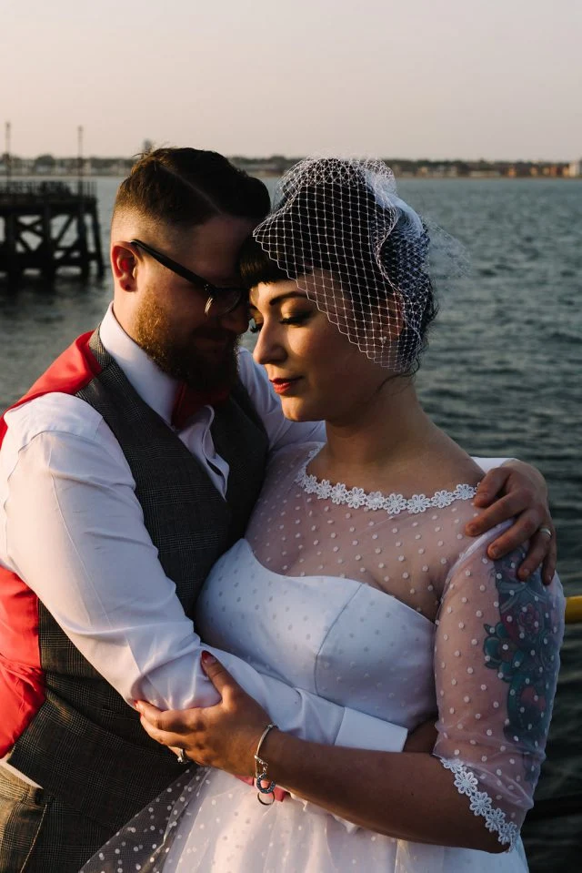 Robe de mariée longueur thé inspirée des années 50 à pois et col bateau avec manches 1/2