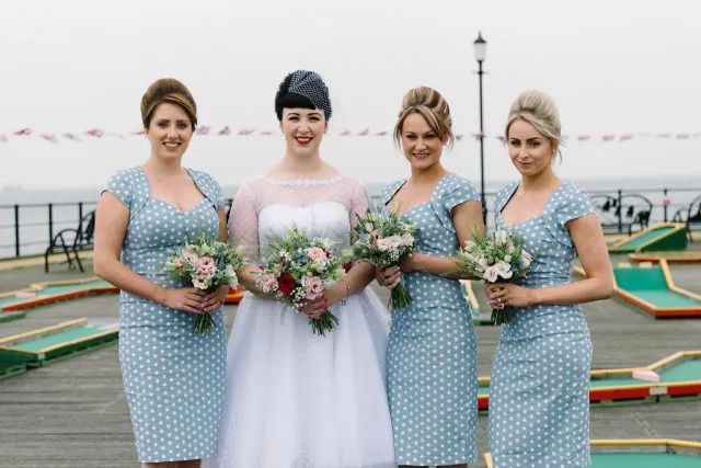 Robe de mariée longueur thé inspirée des années 50 à pois et col bateau avec manches 1/2