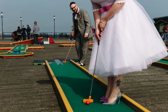 Robe de mariée longueur thé inspirée des années 50 à pois et col bateau avec manches 1/2