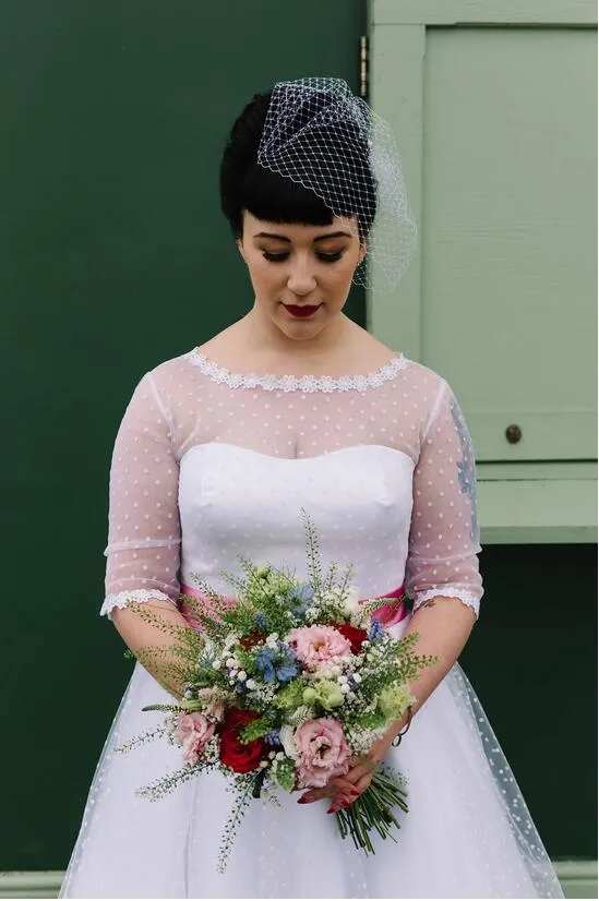 Robe de mariée longueur thé inspirée des années 50 à pois et col bateau avec manches 1/2