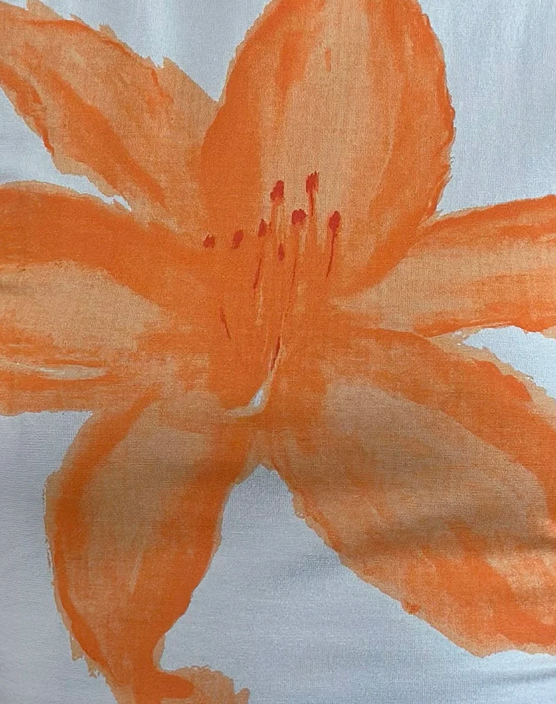 Tee-shirt Tiona en bleu avec fleur peinte orange