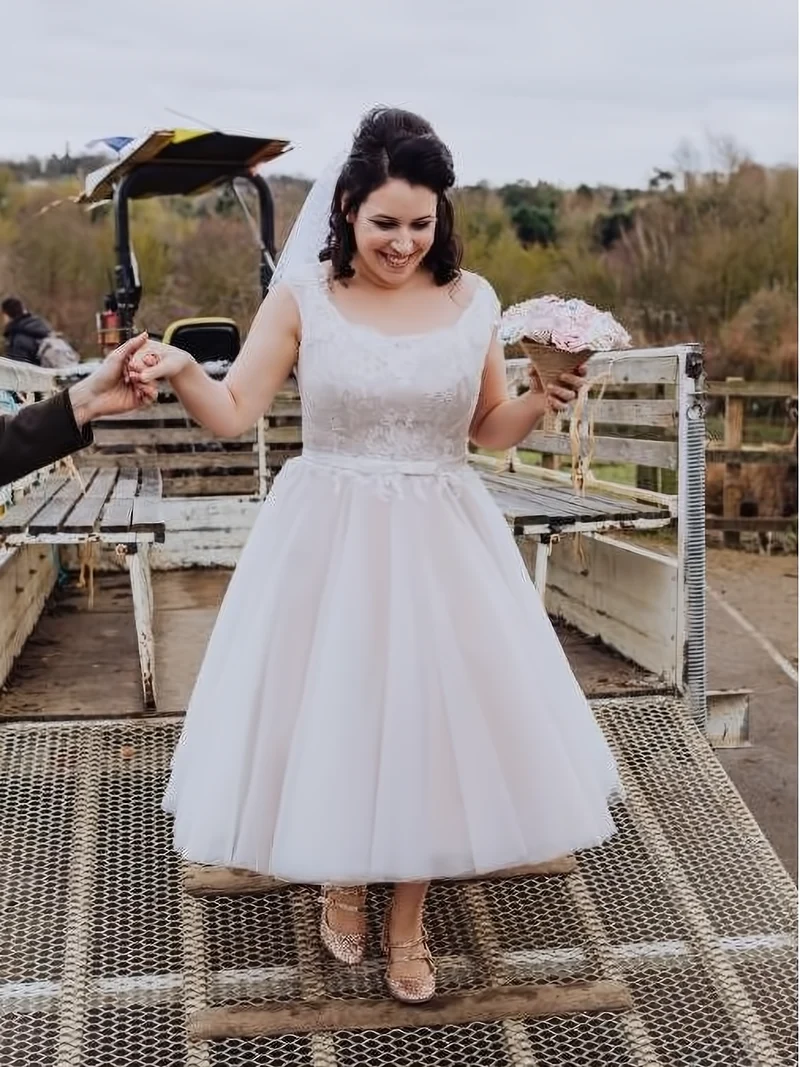 Robe de mariée longueur thé d'inspiration vintage avec des appliques en dentelle à col rond des années 1950