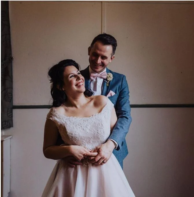 Robe de mariée longueur thé d'inspiration vintage avec des appliques en dentelle à col rond des années 1950
