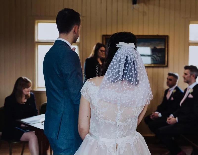 Robe de mariée longueur thé d'inspiration vintage avec des appliques en dentelle à col rond des années 1950
