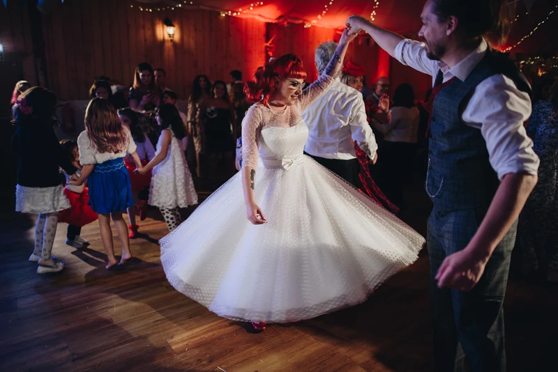 Robe de mariée rétro à manches longues, longueur thé, cercle complet, à pois, avec ceinture à nœud