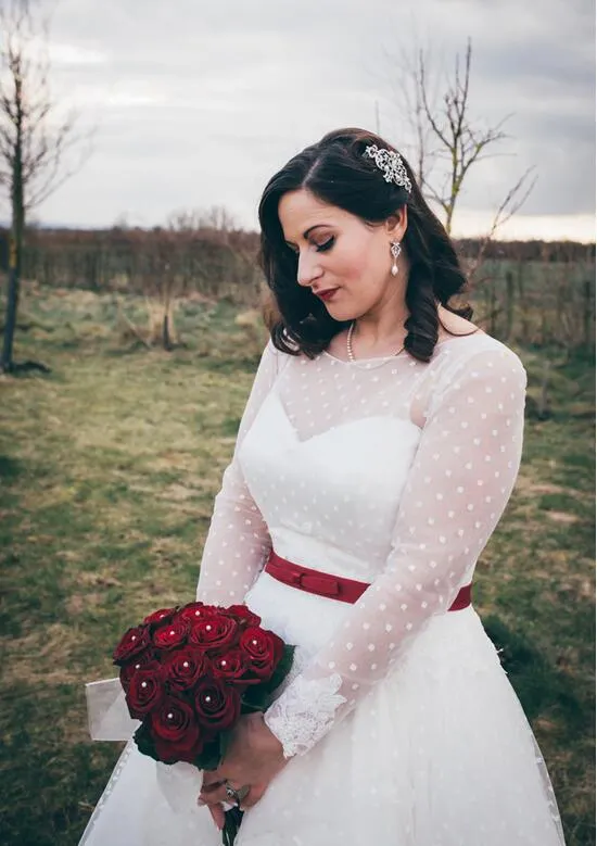 Robe de mariée de style rétro des années 50 à pois, longueur thé, avec de longues appliques en dentelle, manches manchette